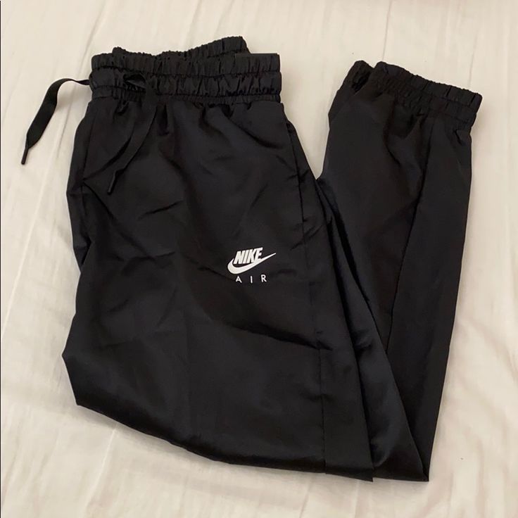 Very Breathable And Feels Like Silk! Nike Pants Outfit Women, Nike Pants Outfit, Nike Track Pants Outfits, Abroad Fashion, Nike Yoga Pants, Grey Nike Sweatpants, Track Pants Outfit, Camo Jogger Pants, Shoplook Outfits