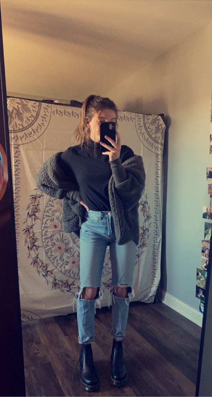 Casual Doc Martens Outfit Winter, Platform Chelsea Docs Outfit, Flare Jeans Doc Martens Outfit, Clothes To Wear With Doc Martens, Chelsea Boots With Mom Jeans, Mom Jeans Turtleneck Outfit, Mom Jeans With Doc Martens, Styling Dr Martens Chelsea Boots, Fuzzy Doc Martens Outfit