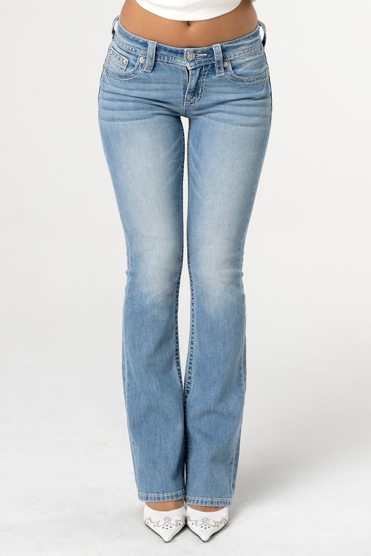 Discover stylish mid rise bootcut jeans for women, perfect for any outfit. Shop the latest in bootcut jeans now! Bootcut Jeans For Women, Denim Jeans For Women, Mid Rise Bootcut Jeans, Hello Kit, Stockholm Style, 2000s Fashion Outfits, Stockholm Fashion, Simple Trendy Outfits, Dolce E Gabbana