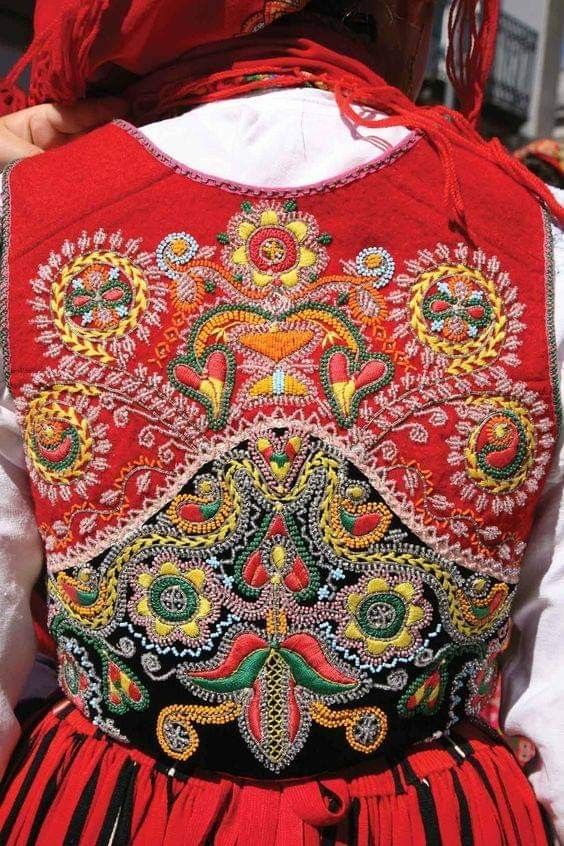 Portuguese Traditional Clothing, Portuguese Folk Art, Traditional Portuguese Clothing, Portuguese Clothes, Portuguese Folklore, Portugal Culture, Portuguese Embroidery, Portugal Clothes, Portuguese Clothing