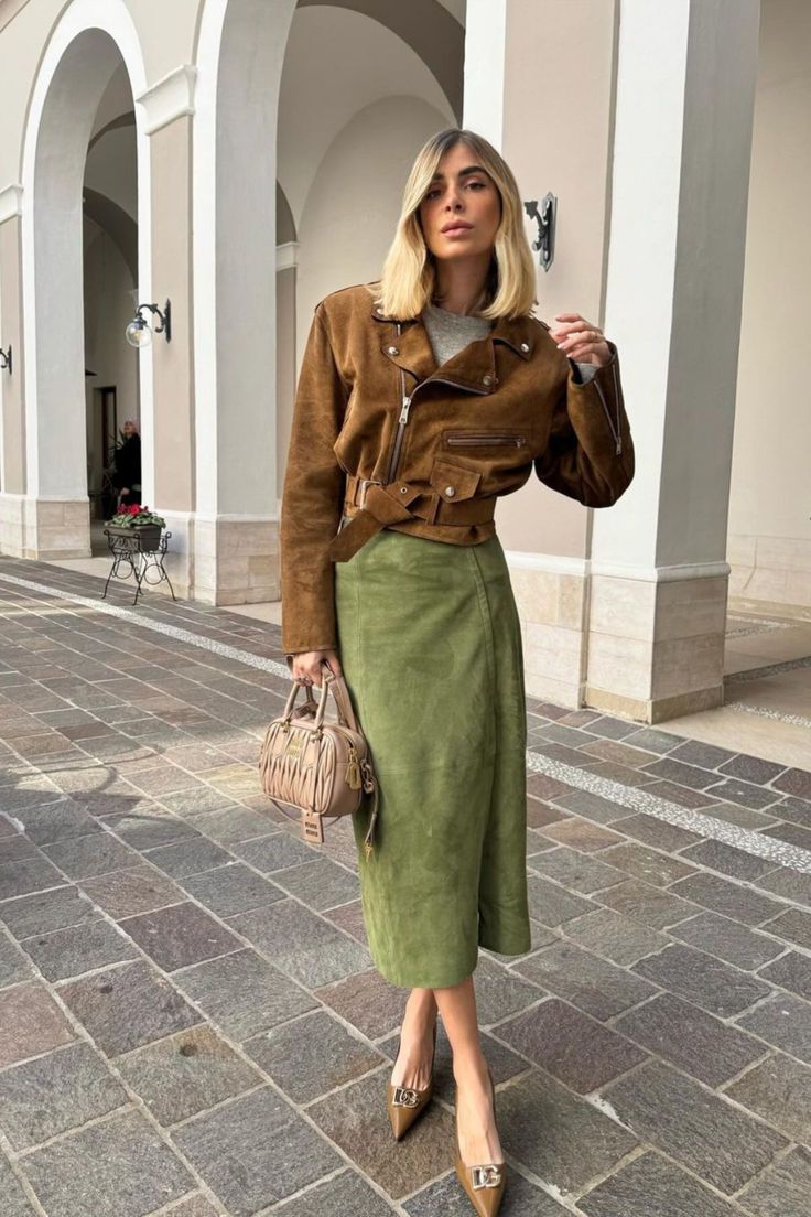 We love seeing the spring outfits you put together with our latest Sézane collections! @elenagiadaa looks fabulous in the Sézane Eloane Skirt. Green is the color of spring! We love the pairing of green and brown this season, giving us a bold yet sophisticated statement look. Green Skirt Fall, Green Leather Jacket Outfit, Green Skirt Outfits, Suede Jacket Outfit, Style Kendall Jenner, Khakis Outfit, Style Vert, Olive Clothing, Olive Green Skirt