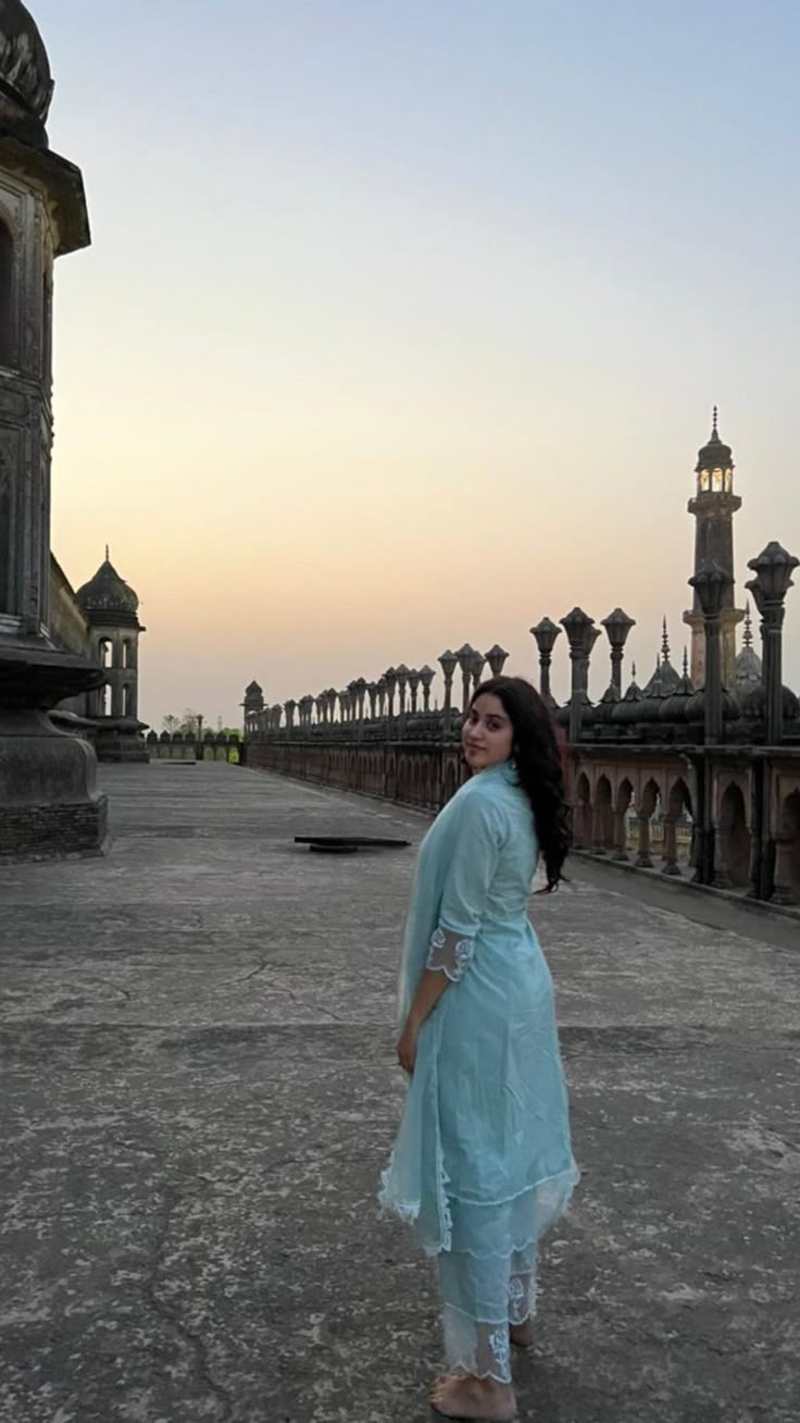 Indian Wear Instagram Story, India Aesthetic, Alia Bhatt Photoshoot, Travel Pose, Temple Photography, Bff Poses, Vacation Outfits Women, Blue Kurta, Janhvi Kapoor