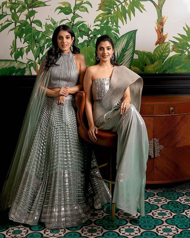 Are Silver Metallic Outfits The New Bridal Trend? Cocktail Party Outfit For Bride, Indo Western Wedding Outfits, Trending Indian Outfits For Wedding, Indo Western Outfits For Wedding, Henna Outfits, Indo Western Outfits Wedding, Brides 2023, Shaadi Dresses, Cocktail Outfits