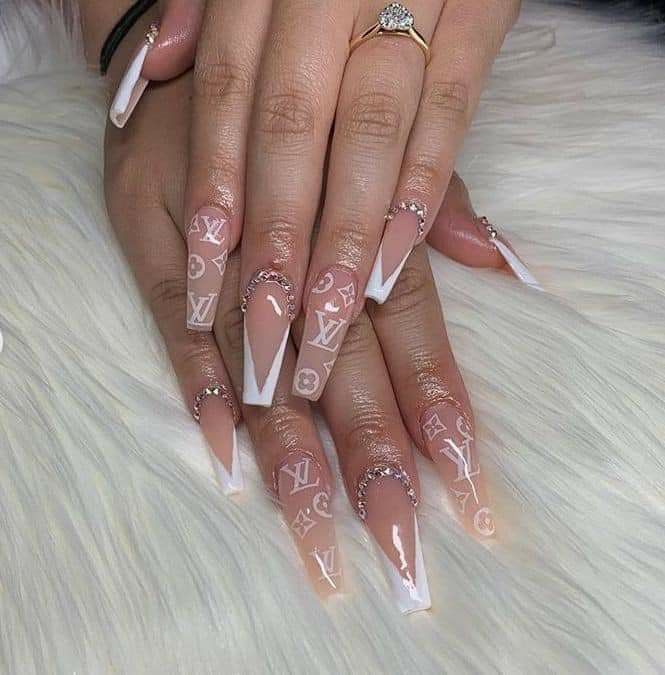 Nails Luis Viton, Designer Brand Nails, Designer Acrylic Nails Lv, White Louis Vuitton Nails, Brand Nails Designs, Lv Acrylic Nails, White Lv Nails, Designer Nails Dior, Designer Nails Louis Vuitton