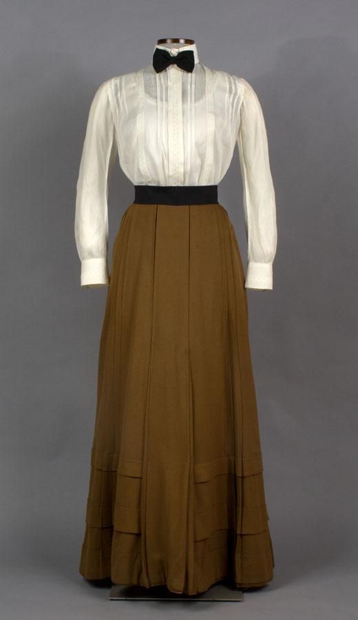 Fashion's Changing Silhouettes | WNPR News. Skirt: approximately 1900 Shirtwaist: approximately 1910 1900 Fashion, 1900s Fashion, 1910s Fashion, 20th Century Fashion, Edwardian Dress, Look Retro, Paris Mode, Retro Pin Up, Victorian Clothing