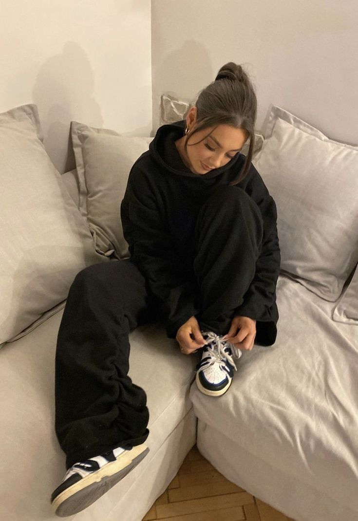 Hoodie Outfit Aesthetic, Black Hoodie Outfit, Modest Streetwear, Oversized Hoodie Outfit, Black Tracksuit, Mode Hipster, Long Sleeve Sweaters, Outfit Hoodie, Tracksuit Outfit