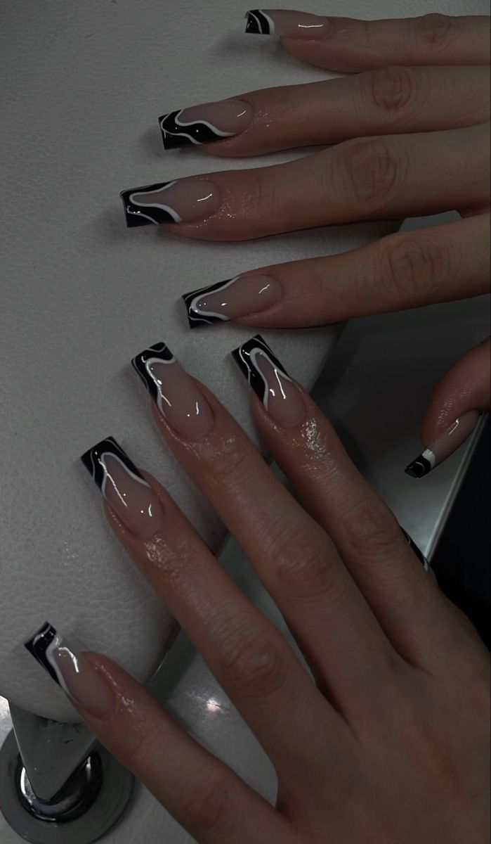 Edgy Square Nails, Creative Short Nail Designs, Square Acrylic Nails Black Design, Nail Inspo Edgy, Black Nails Inspiration Nailart, Cute Black Acrylic Nails Ideas, Acrylic Nails Black Designs, Cool Nail Inspo Square, Rap Concert Nails