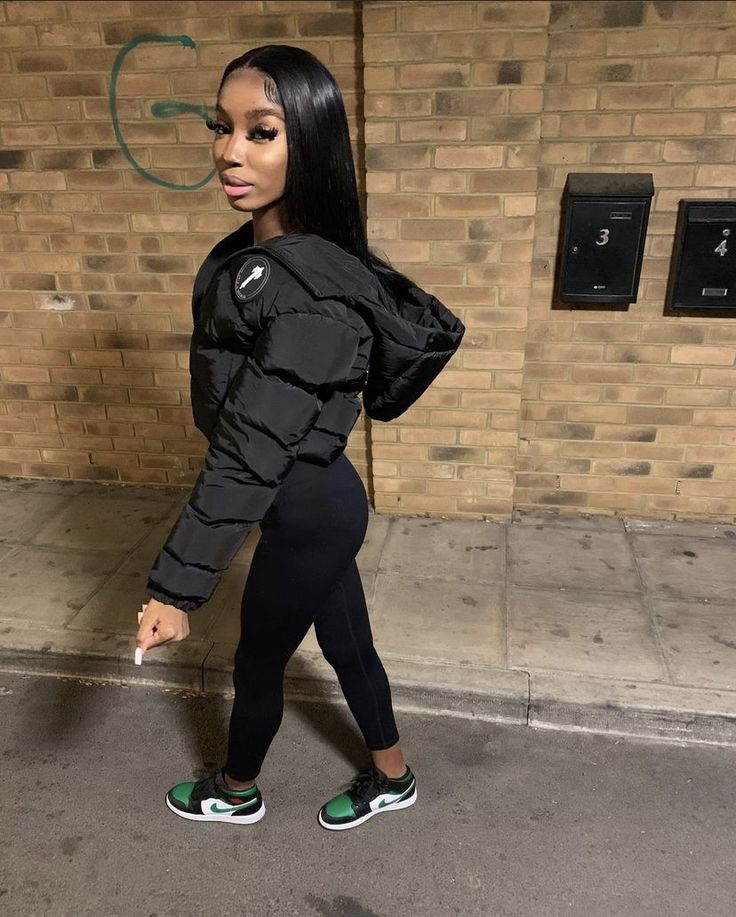 Puffer Coat Outfit Black Women, Puffer Jacket Outfit Black Women, Black Puffer Jacket Outfit Baddie, Crop Top Puffer Jacket, Jackets Black Women, Trapstar Coat, Puffer Coat Outfit, Dope Swag Outfits, Girls Winter Outfits