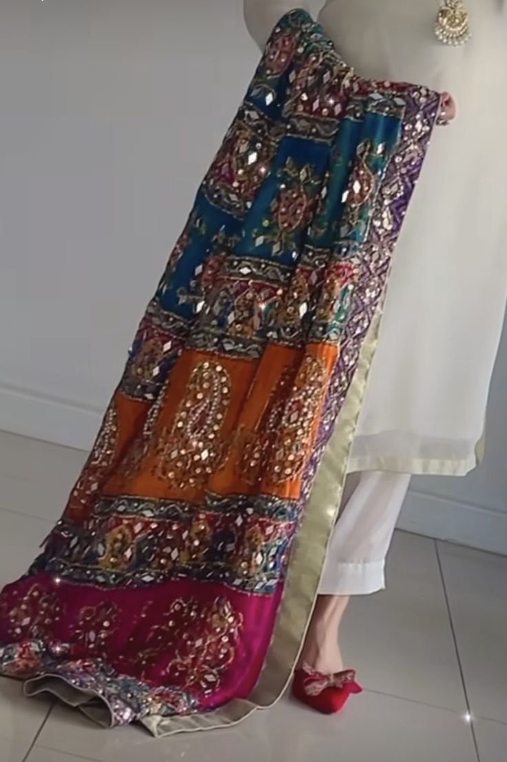 Pakistani Duppata, Phulkari Design, Afghanistan Dress, Designer Dupatta, Heavy Dupatta, Pakistani Women Dresses, Desi Dress, New Saree Designs, Lehenga Designs Simple