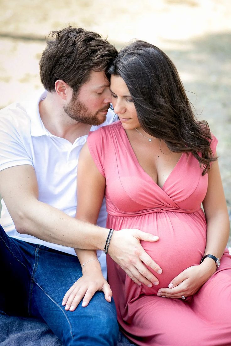 Une photo de grossesse en amoureux et en extérieur Portrait Unique, Paris, Instagram