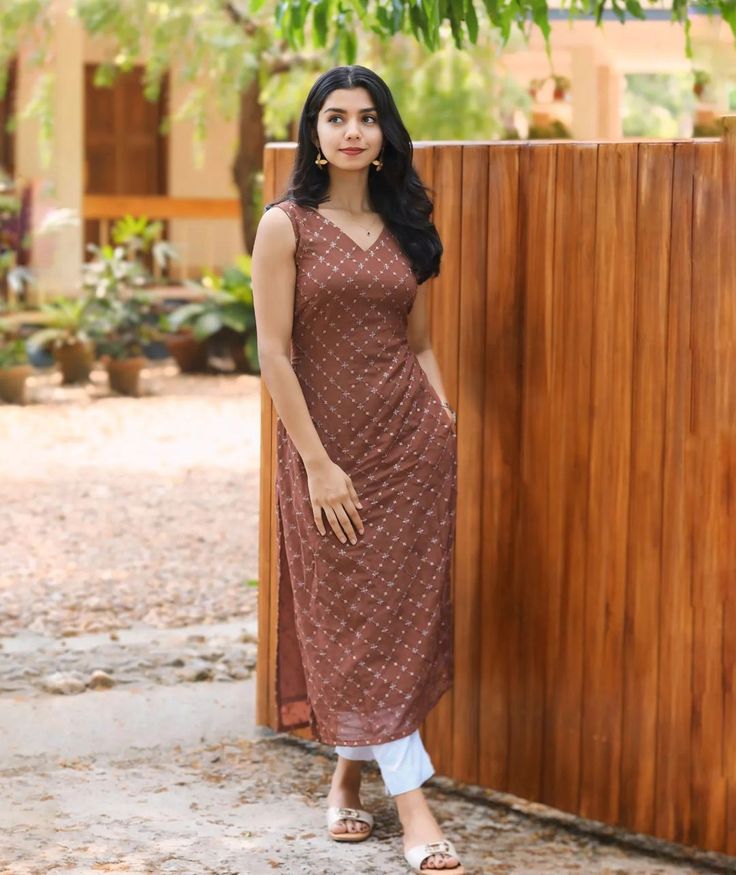 Simple Churidar Design, Casual Kurta Designs For Women, Sleeveless Churidar Ideas, Small Puff Sleeve Kurti, Ajrakh Churidar Designs, Cotton Kurti Hand Designs, Salwar Stitching Designs, Sleeveless Design For Kurtis Latest, Kurthi Models Latest Sleeveless