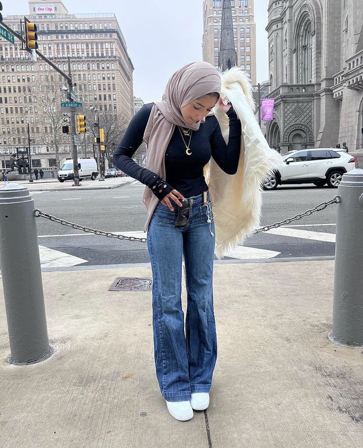 Modest Flared Jeans Outfit, Muslim Jeans Outfits, Flare Jeans Outfit Modest, Hijabi 2000s Fashion, Bootcut Jeans Outfit Hijab, Hijabi Jeans Outfit, Muslim Fashion Modern, Hijabi Outfits School, Hijabi Casual Outfits