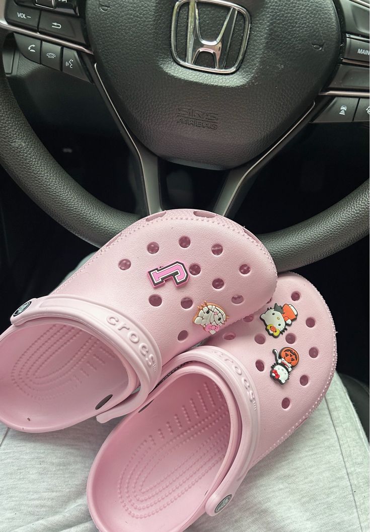 Men Crocs, Room Organization Bedroom, Clogs For Women, Pretty Sneakers, Pink Crocs, Crocs Fashion, Makeover Bedroom, Dr Shoes, Trendy Shoes Sneakers