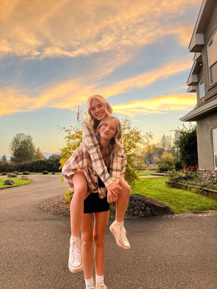 Picture Ideas For Two Friends, Sister Photoshoot Outfit Ideas, Picture Ideas For 2 People, Bestie Ideas Photo, Friend Pictures Professional, Photoshoot Ideas For 2 People, Cute Poses With Friends For Instagram, Photoshoot Ideas With Your Best Friend, Fun Friend Photos