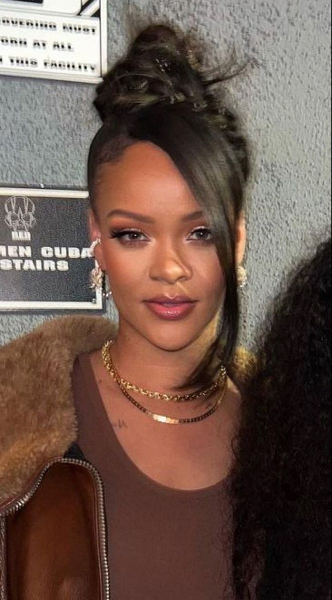 Professional Hair Black Women, Rihanna Updo Hairstyles, Rihanna Bun, Rihanna Brown Hair, Rihanna Baddie, Rihanna Natural Hair, Rihanna Curly Hair, Rihanna Aesthetic, High Bun Hair