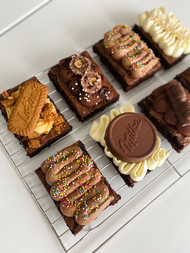 there are many different desserts on the cooling rack, including brownies and cookies