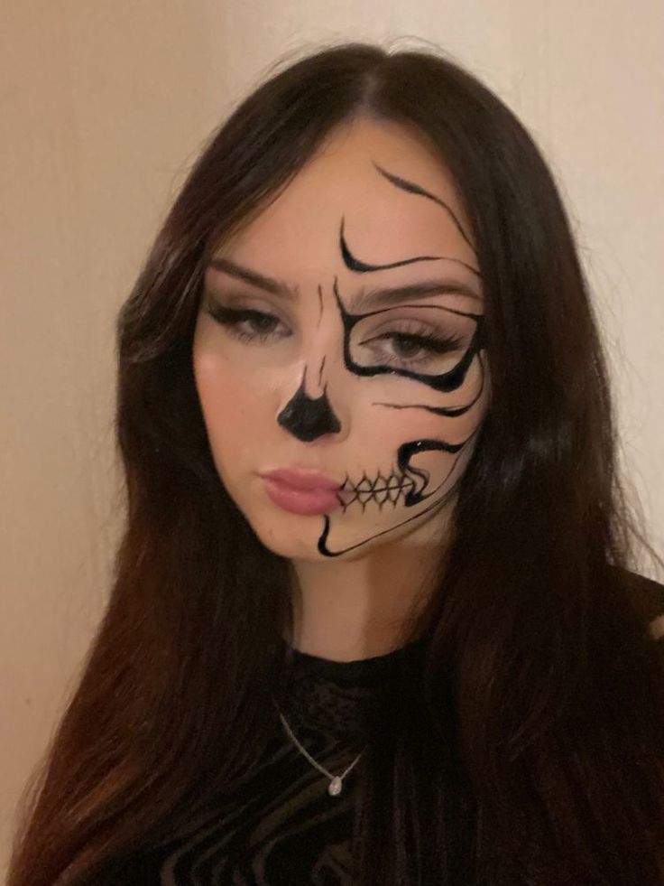 Simple Half Skeleton Makeup, Skeleton Makeup Easy Half Face, Bone Makeup Halloween, Halloween Makeup Looks Half Face, Skeleton Costume Makeup Simple, Skeleton Makeup Half Face Simple, Skull Face Halloween Costume, Half Face Skull Makeup Easy, Hawollen Makeup