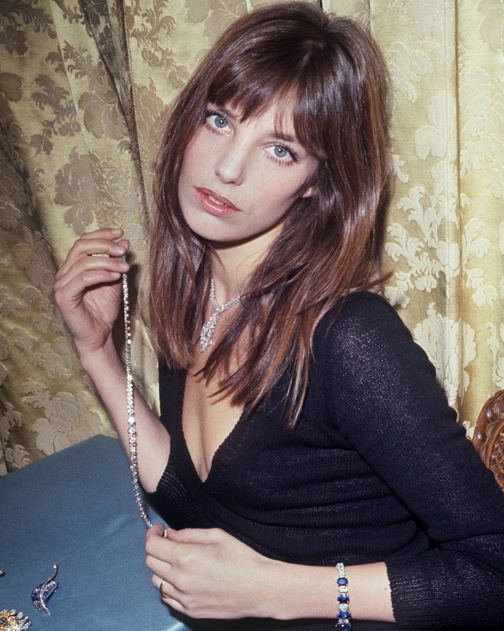 W Magazine on Instagram: “Rest In Peace, Jane Birkin. The British-born, French icon has passed away at the age of 76. After rising to fame in the 1960s and 70s, the…” Style Jane Birkin, Jane Birkin Style, Charlotte Gainsbourg, Serge Gainsbourg, Joan Jett, How To Style Bangs, Wispy Bangs, Jane Birkin, Irina Shayk