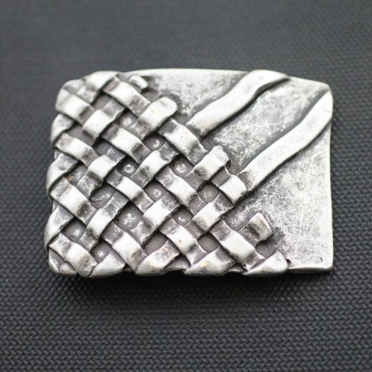 Antique Silver belt buckle Buckle size: 76x58 mm Weight :96 gr Fit for: up to 4 cm belts ( Belt is not included. ) Material: Zamak (Pewter) Nickelfree, Hypoallergenic. According to EU-Standard Coating and Colour: Antique Silver per pcs. Our products are of high quality and do not contain nickel or lead, according to EU-Standard. www.etsy.com/shop/RoseJewelrySupplies Gothic Belt, Punk Belt, Cool Belt Buckles, Custom Leather Belts, Leather Belt Buckle, Silver Belt Buckle, Silver Belt, Medieval Jewelry, Silver Belts