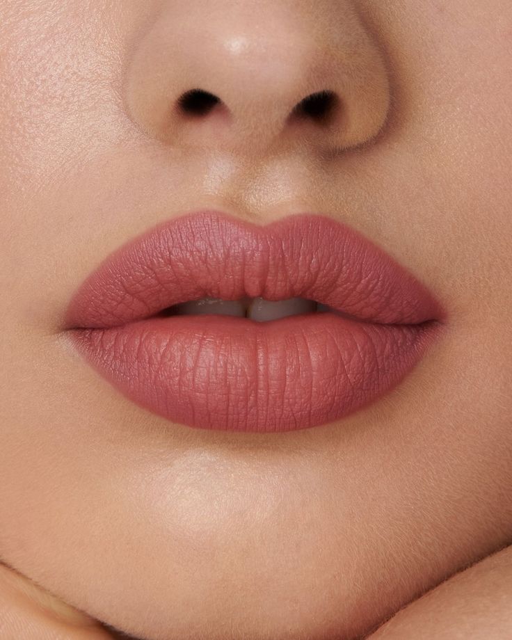 Natural Lip Shades, Everyday Makeup Essentials, Perfect Lipstick Shade, Kylie Jenner Lip, Storybook Cosmetics, Lip Shades, Jelly Lipstick, Metallic Lipstick, Perfect Lipstick