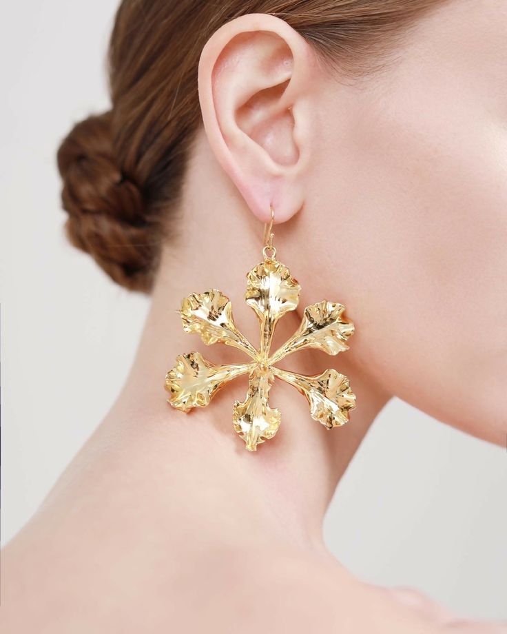 DESCRIPTION: The 'XENO-ORCHID' earring gold version is made from brass as the base, using gold-plating technology and exquisite polishing.COMPOSITION: Brass, Gold (18k)COLOUR: Gold Orchid Earrings, Earring Gold, Brass Gold, Gold Plating, Orchids, Gold Earrings, Gold Plate, Composition, Product Description