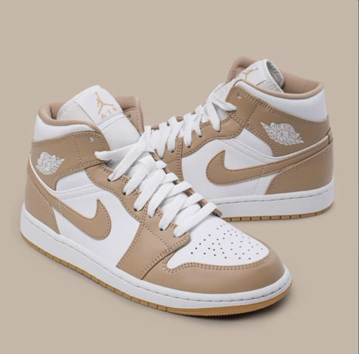 Nike Shoes Girls, Basket Style, Nike Fashion Shoes, Jordan Shoes Girls, Preppy Shoes, Pretty Shoes Sneakers, Jordan Shoes Retro, All Nike Shoes, Fresh Shoes