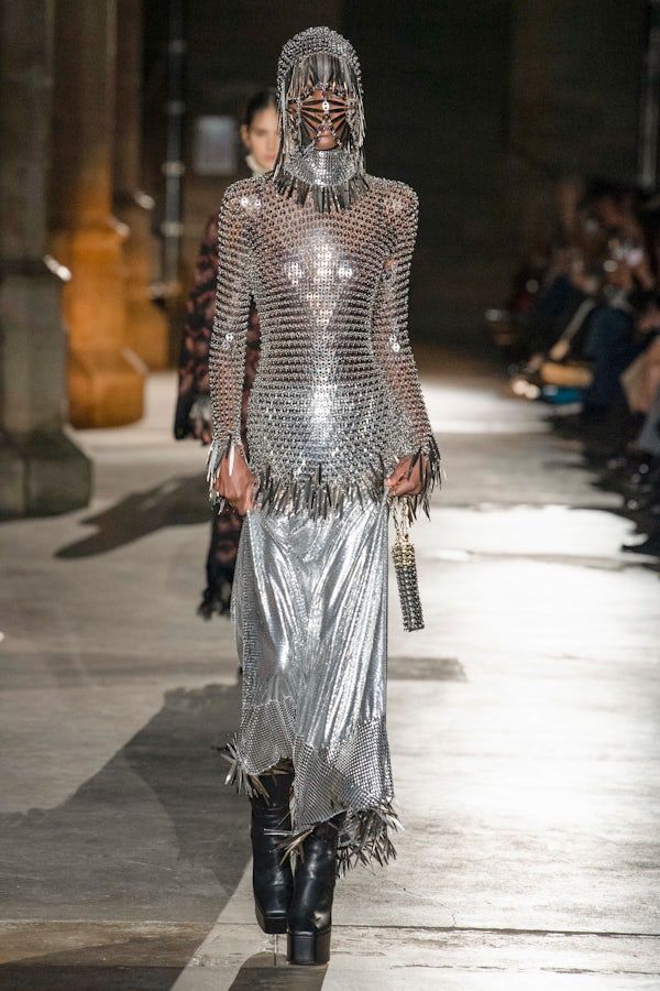 Paco Rabanne | Ready-to-Wear Autumn 2020 | Look 43 Mail Dress, Medieval Costume, Futuristic Fashion, Paco Rabanne, Paris Fashion, Runway Fashion, Paris Fashion Week, High Fashion, Fashion Show