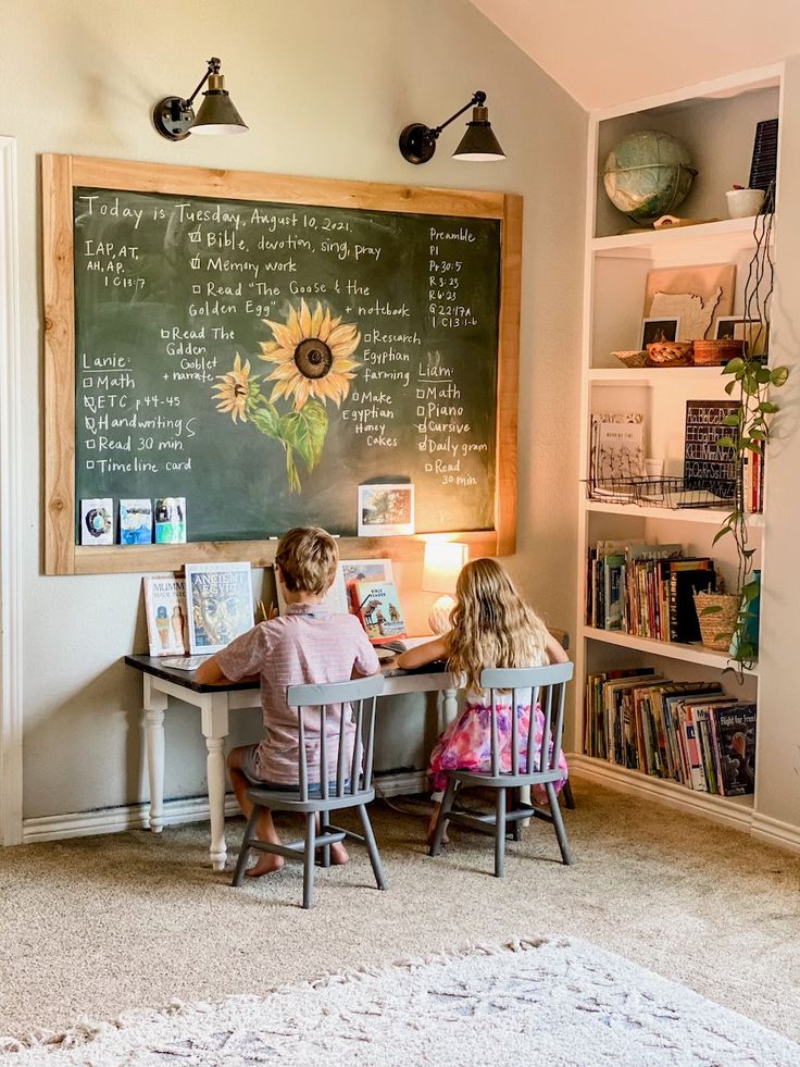 Fall Themed Bedroom, Bedroom Funky, Wall Pantry Ideas, Fall Office Decor, Fall Dining Room Table Decor, Homeschool Room Decor, Porch Decor Fall, Room Decor Rustic, Fall Dining Room Table