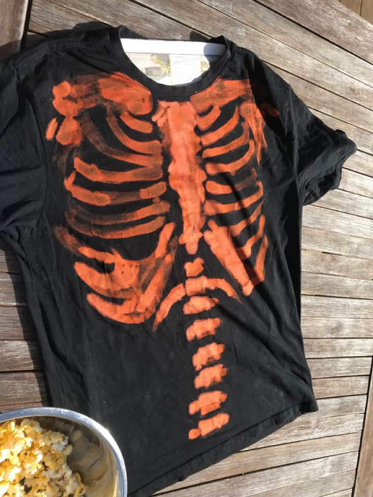 Skeleton T Shirt Rib Cage Bleach, Skeleton Bleached Shirt, Bleached Black Shirt Ideas, Bleach Rib Cage Shirt, Bleached Ribcage Shirt, Designs To Draw On Shirts, Ribcage Bleach Shirt, Bleach T Shirts Diy, Skeleton Shirt Bleach