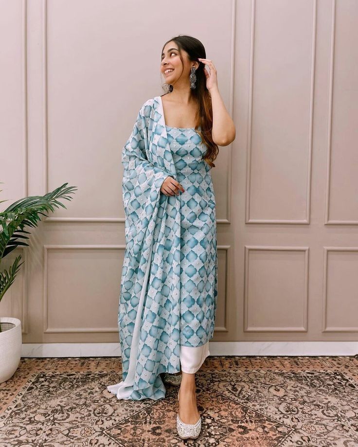 Poses In Plazo Suit, Poses In Churidar, Salwar Suit Poses, Pose For Traditional Wear, Modern Casual Indian Fashion, Churidar Poses, Chudidhar Poses, Casual Suits Women Indian, Indian Outfit Poses