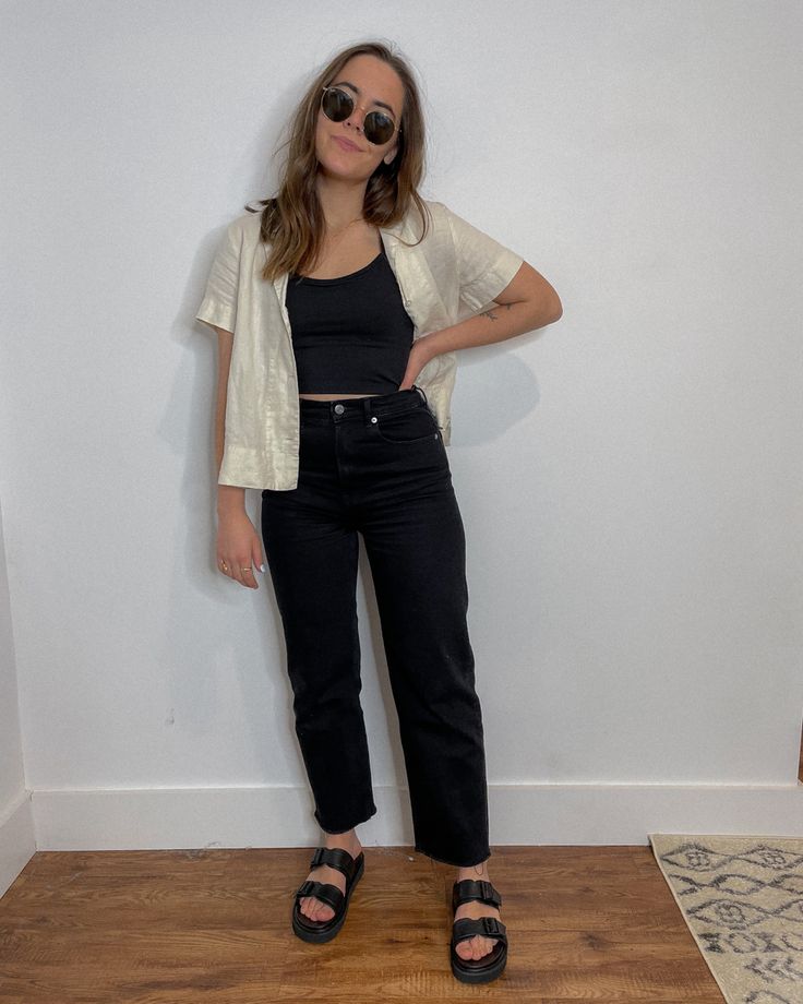 Black Jeans Summer Outfit Casual, Straight Leg Jean Outfits Summer, Work Outfits Women Black Jeans, Black Top Casual Outfit, Black Jeans Midsize, Black Mom Jeans Outfit Spring, Black Jean Outfits Summer, Spring Outfit Black Jeans, Black Jean Spring Outfits