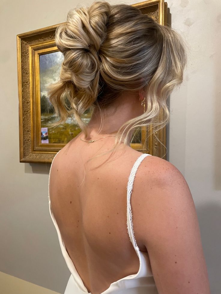 Swept Back Bridal Hair, Boho French Twist Updo, Vintage Classy Hairstyle, French Twist Updo Bridesmaid, Boho French Twist, Modern Hair Updo Classy, Clean Wedding Hair Updo, Wedding Hairstyles Updo Elegant Classy, Veil With French Twist