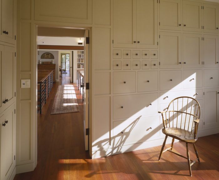 an empty room with lots of cabinets and a chair in the middle is seen here