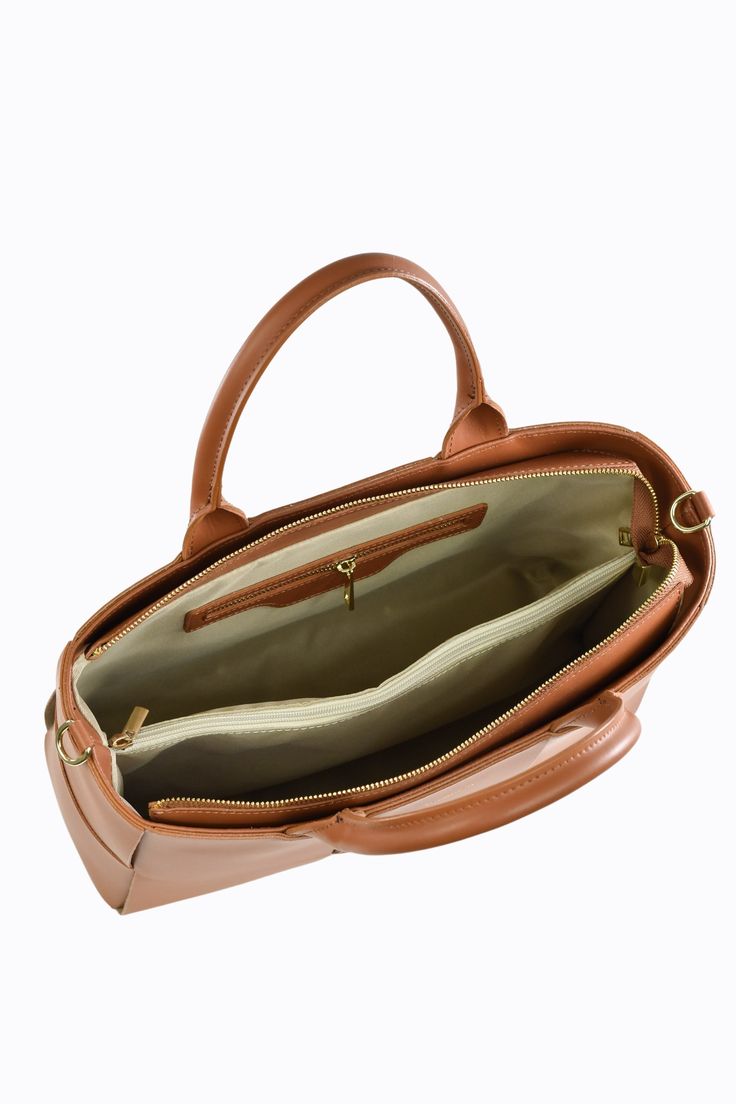 Borsa Lauren in Vera pelle Spazzolata con tracolla Made in Italy e accessori color oro. La parte interna è composta da due grandi scomparti principali, separati da una tasca centrale con chiusura a zip, nello scomparto posteriore sono presenti due tasche laterali portadocumenti/portacellulare, mentre nello scomparto anteriore è presente una tasca laterale con chiusura a zip. -Materiale esterno: Vera pelle Spazzolata -Materiale hardware: Acciaio inossidabile color oro -Materiale chiusura: Acciaio Braided Bag, Light Gold Color, Gold Accessories, Handbags, Shoulder Bag, Leather