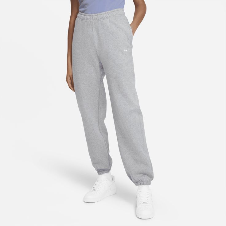 Premium fabric and a laid-back design highlight the Nike Solo Swoosh Pants. Part of the Essentials collection, these pants use a soft feel with a loose fit for all-day wear. Nike Sweats Women, Grey Nike Sweats, Nike Grey Sweatpants, Grey Nike Sweatpants, Fleece Pants Women, Sweatpants Nike, Nike Sweats, Cute Lazy Day Outfits, Nike Sweatpants