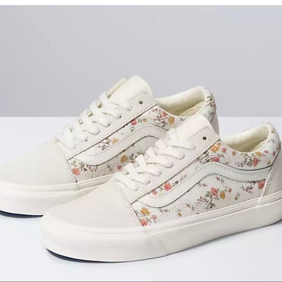 Brand New Floral Vans Sneakers Aesthetic Vans, Customize Shoes, Floral Vans, Shoes Wishlist, Vans Store, Shoes Aesthetic, High Heels Boots, Gorgeous Outfits, Skate Shoe