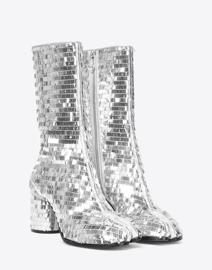 Ankle boots 70s Shoes, Tabi Boots, Tokyo Street Fashion, 70s Disco, Chic Shoes, Chunky Heels Boots, Silver Mirror, Disco Party, Soft Grunge