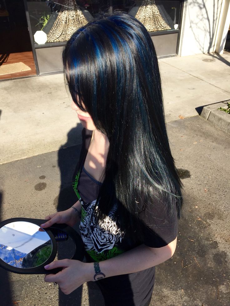 All over black with sapphire blue highlights. Dark Blue Hair, Hair Color Streaks, Hair Streaks, Dyed Hair Inspiration, Pretty Hair Color, Hair Stylies, Dye My Hair, Hair Dye Colors, Hair Inspiration Color