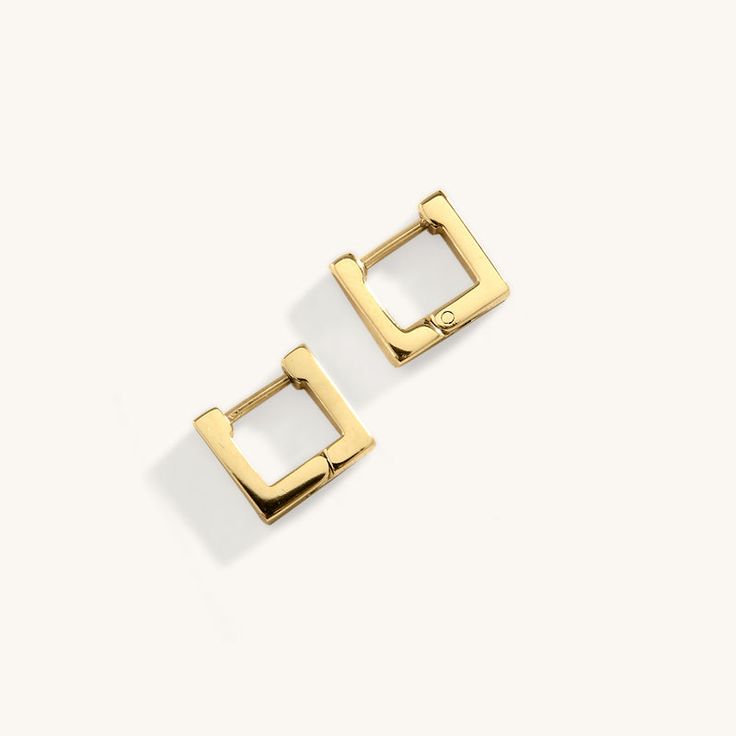 Brand new and oh so beautiful. These delicate little boxy earrings are perfect for adding a little bit of structure to your look. Simple, yet elegant, dressed up or down, what could be better? try pairing it with our other favourites. Stainless Steel, plated with 18K Gold Waterproof (Tarnish Resistant) Natural Linen Milou Jewellery Box Included FREE (WORLDWIDE) SHIPPING Classic Square Earrings As Gift, Rectangular 14k Gold Huggie Earrings As Gift, Chic Rectangular Earrings As Gift, Chic Rectangular Earrings For Gift, Rectangular Yellow Gold Huggie Earrings Gift, Chic Rectangular Earrings For Everyday, Rectangular Yellow Gold Earrings For Everyday, Classic Gold Plated Rectangular Earrings, Classic Rectangular Huggie Earrings As Gift