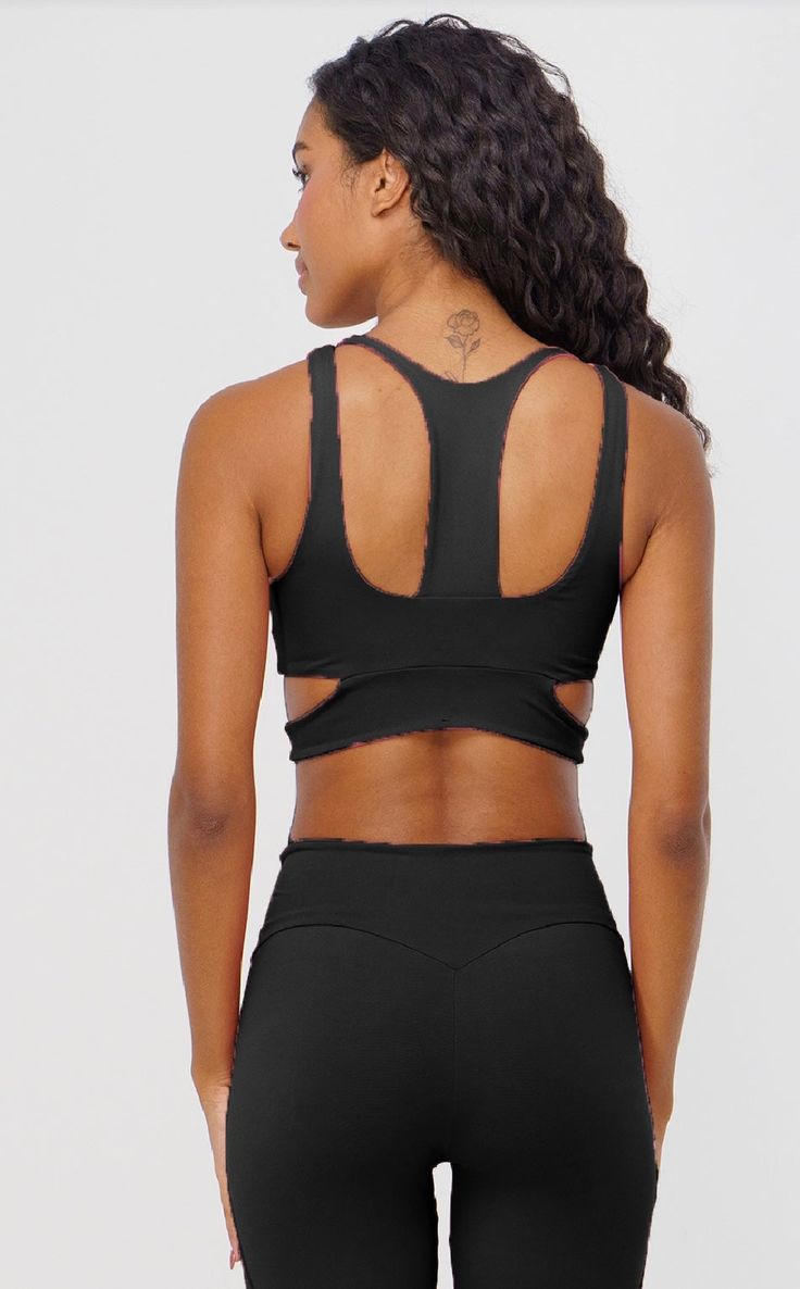 Monochrome cropped cut out in a surprising design to modernize your look. Its barred does not tighten the waist when wearing. Made of opaque and full-bodied fabric, it contains removable bulge and offers 50+ UV protection. Combine with your favorite leggings or shorts for a complete cutest look. Black Stretch Crop Top With Built-in Bra, Black Stretch Top With Cutout Back, Black Crop Top Activewear With Built-in Bra, Black Stretch Crop Top Sports Bra, Black Compressive Crop Top Activewear, Black Activewear Crop Top With Built-in Bra, Black Seamless Crop Top Activewear, Black Seamless Construction Crop Top Activewear, Black Crop Top Sports Bra For Yoga