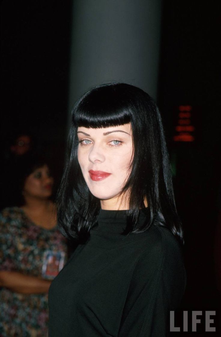 Debi Mazar. 1995 Bettie Bangs Short Hair, Betty Bangs, Debi Mazar, Pin Curl, Dark Blue Hair, She Walks In Beauty, Rockabilly Hair, Retro Hair, Vintage Ideas