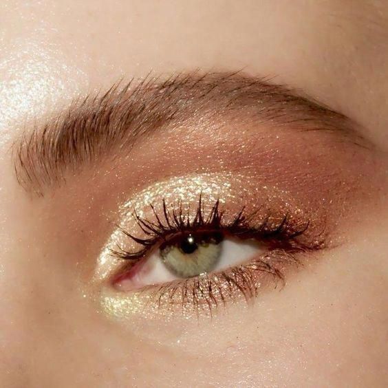 Glowy Shimmery Makeup, Summer Evening Makeup, Prom Eye Shadow, Smoky Gold Eye Makeup, Green Eye Eyeshadow, Glowy Eye Makeup, Shimmery Makeup Looks, Evening Makeup Looks, Shimmery Eye Makeup