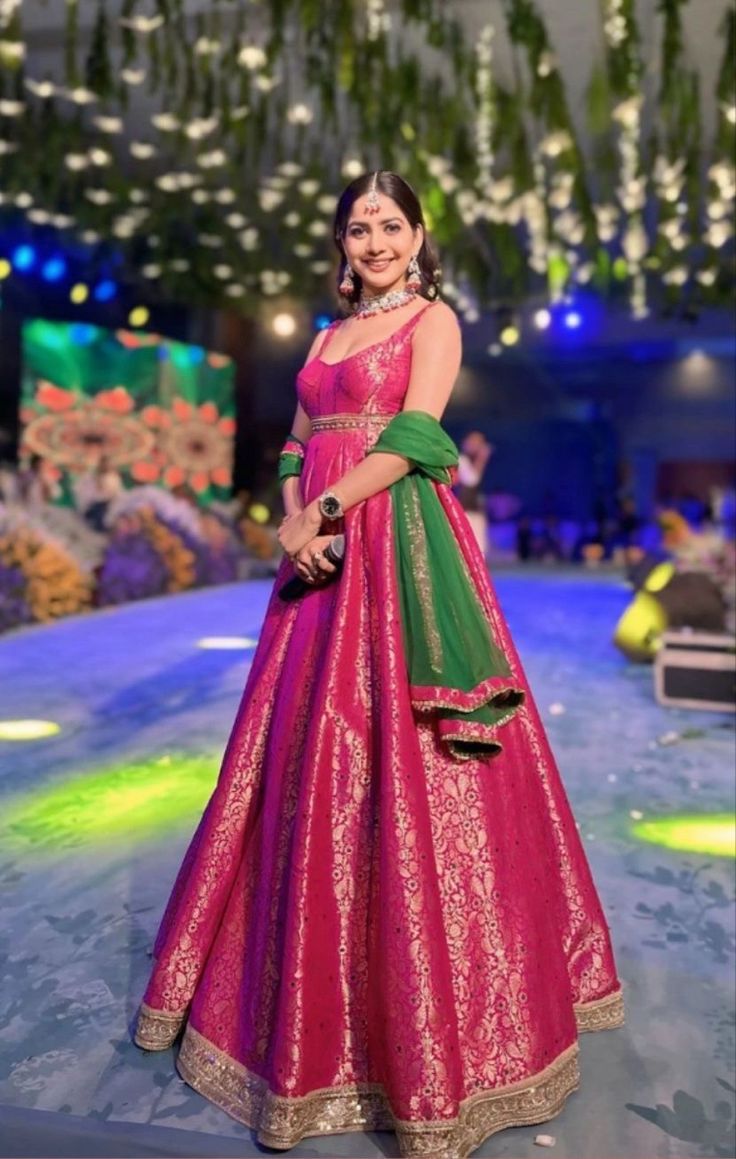 Banarsi Saree Gown Design, Banarasi Saree Outfit Ideas, Outfit For Roka Ceremony Women, Banarasi Saree Dress Design Ideas, Shaadi Guest Outfit, Stitch Lehenga From Saree, Anarkali Look For Wedding, Banarsi Gown Design, Banarasi Anarkali Suits