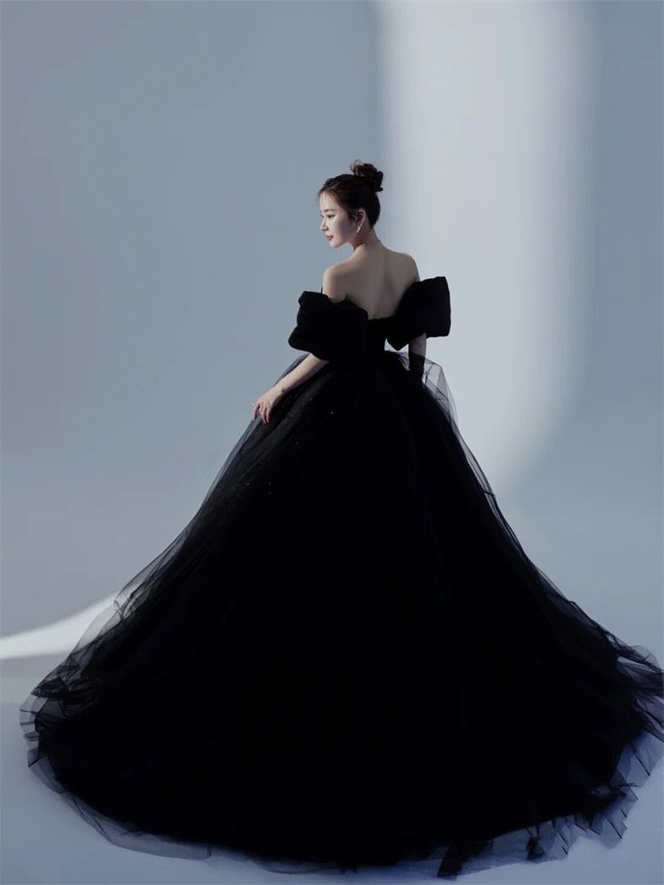 Princess Dress Black, Aesthetic Gown, Black Princess Dress, Ball Gowns Fantasy, Victorian Ball Gowns, Ballroom Gowns, Aesthetic Dress, Pretty Quinceanera Dresses, Black Party Dresses