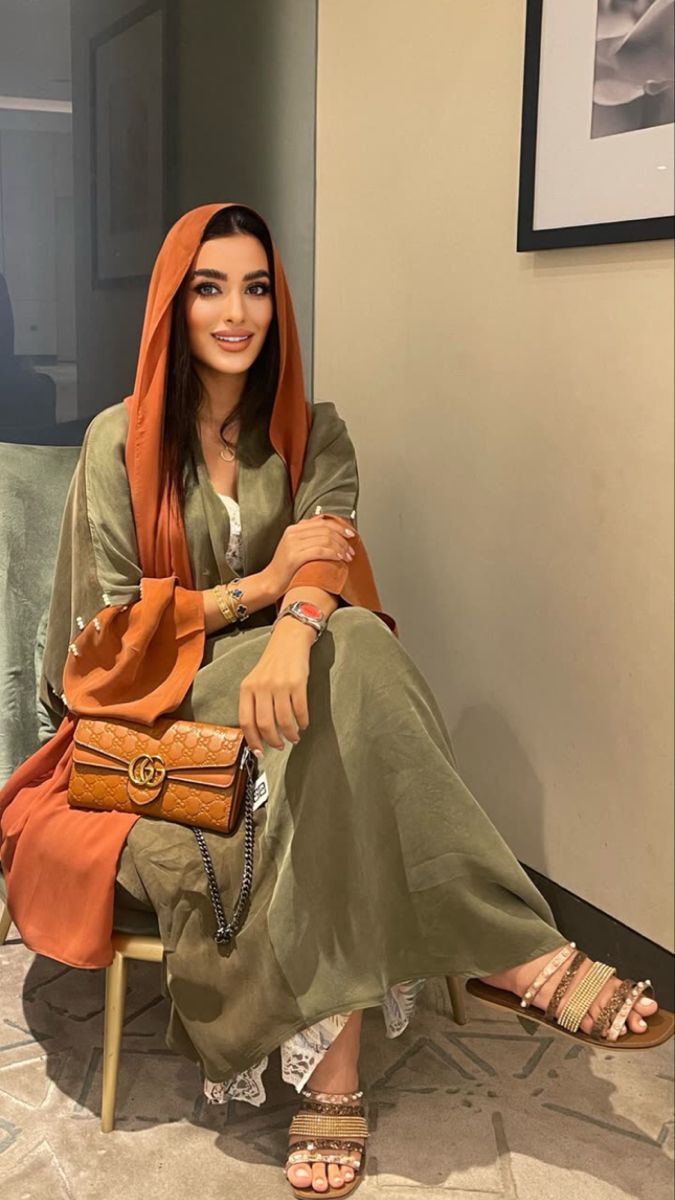 Abaya Fits, Saudi Dress, How To Become Beautiful, Abaya Outfits, Abaya Inspiration, Muslim Girl Outfits, Abaya Outfit, Arabic Style, Abaya Style