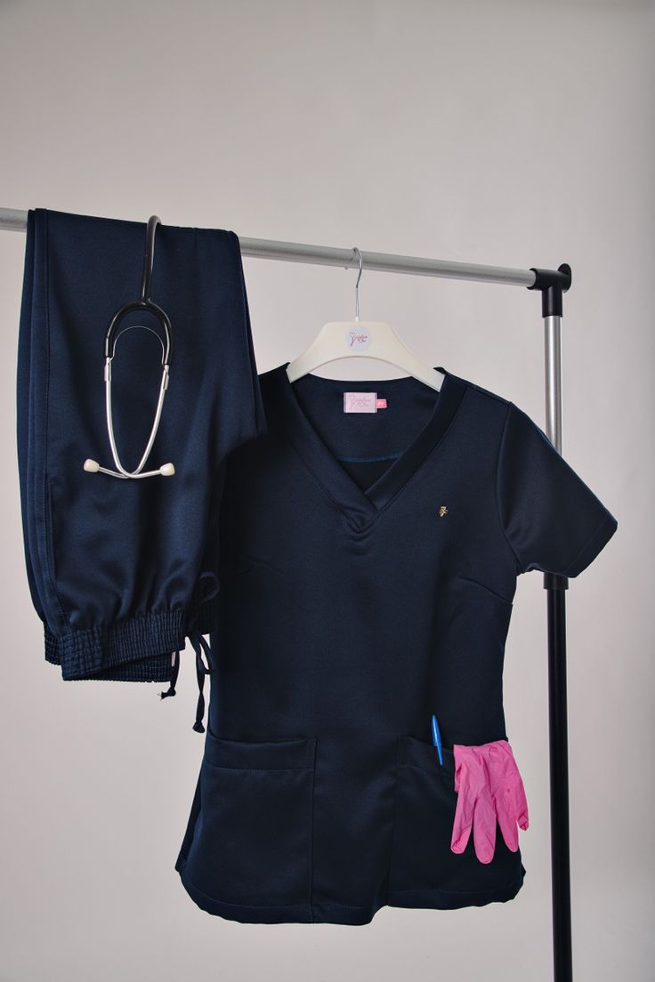 Aquele pijama cirúrgico que tem uma pegada esportiva e super confortável Scrubs Uniform Cute Medical, Medical Scrubs Fashion, Doctor Quotes Medical, Advertising Clothing, Ultrasound Technician, Spa Uniform, Stylish Scrubs, Medical Scrubs Outfit, Medical School Life