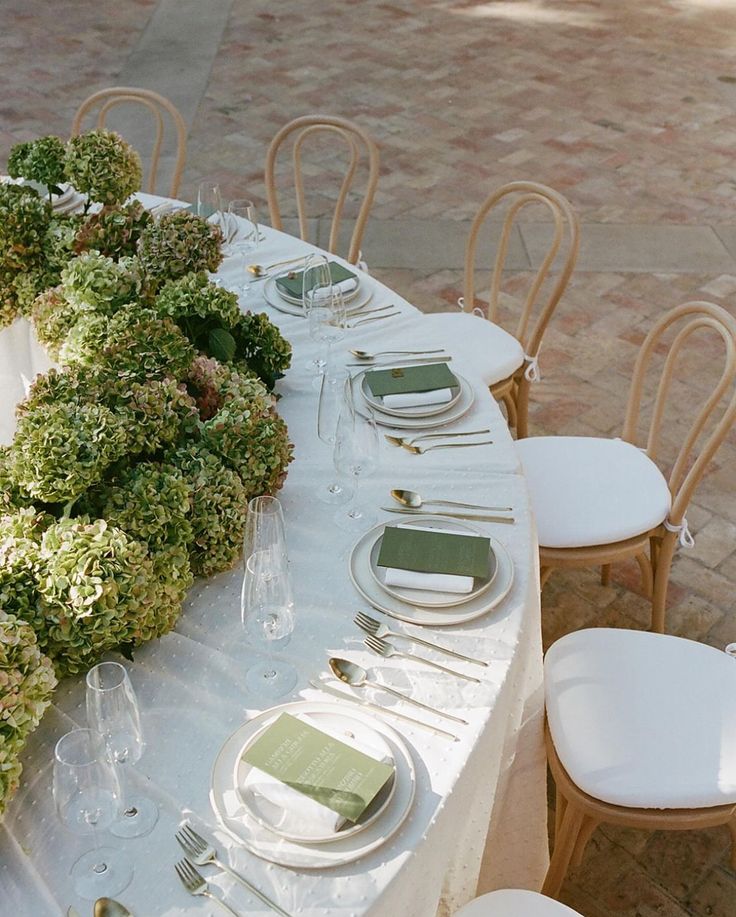 Green Hydrangea Wedding, Wedding Aesthetics, Hydrangeas Wedding, Sparkly Wedding, Green Hydrangea, Green Table, Venue Decor, Wedding Linens, Tuscany Wedding