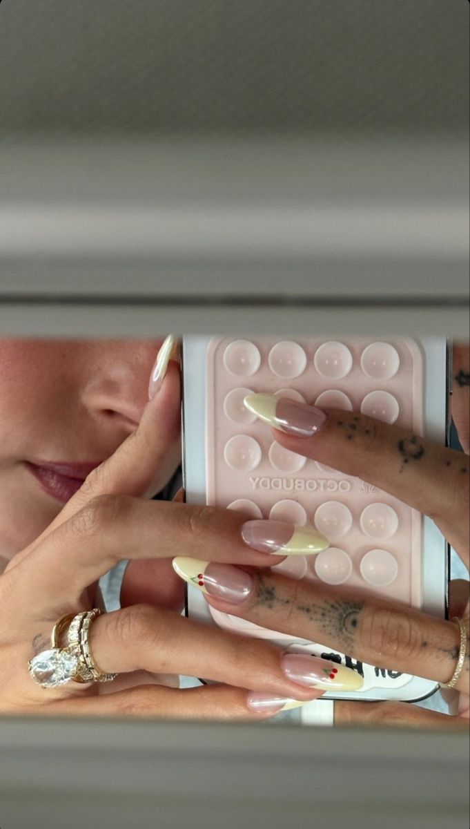 Hailey Bieber, yellow french nails, nails, nail art, makeup style, nail types, nail design, haircut ideas, acrylic nails Yellow Chrome Nails Designs, Hailey Nails, Nails July, Bieber Nails, Maquillage On Fleek, Cherry Nails, Yellow Nails, Minimalist Nails, Fire Nails