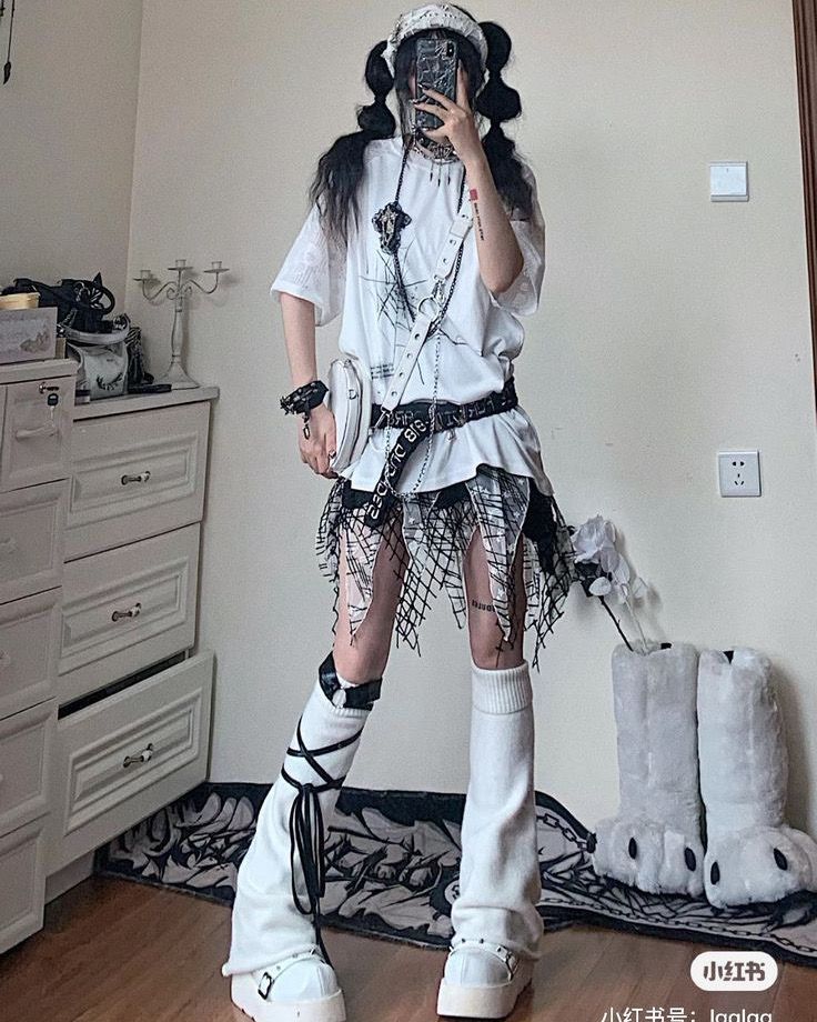 White Alternative Outfit, White Goth Outfit, Korea Outfits, Shifting Outfits, Ateez Concert, White Goth, Accessory Inspo, Arte Punk, Punk Dress