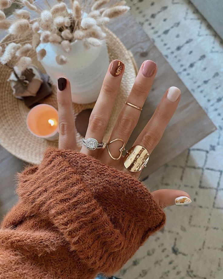 Makayla Jividen on Instagram: “Couldn’t wait to share my manicure from yesterday with you all — I was feeling these colors 🍁🍂🥰😍 how pretty is this color palette?!?! I’ll…” Simple Fall Nails, Nagellack Trends, Fall Manicure, Fall Gel Nails, Cute Nails For Fall, Fall Nail Art, Brown Nails, Minimalist Nails, Fall Nail